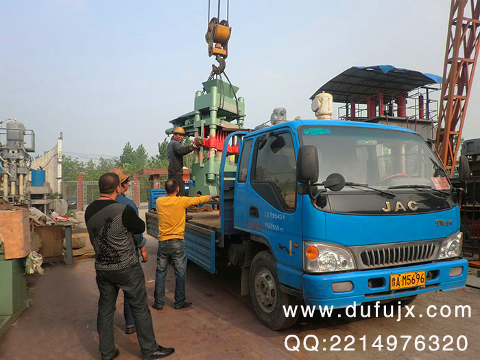 廣東魚(yú)餌壓塊機(jī)發(fā)貨現(xiàn)場(chǎng)