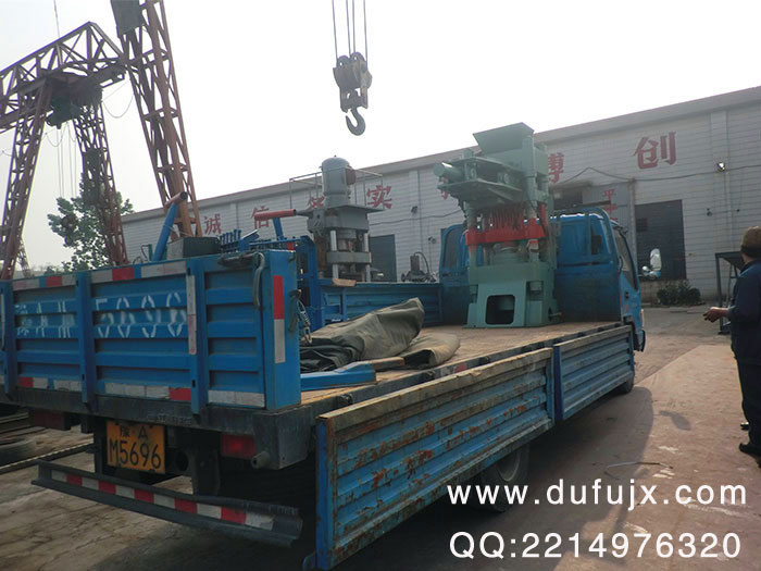 廣東魚(yú)餌壓塊機(jī)發(fā)貨現(xiàn)場(chǎng)