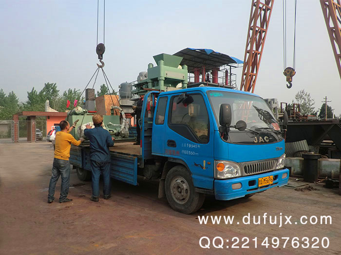 廣東魚(yú)餌壓塊機(jī)發(fā)貨現(xiàn)場(chǎng)